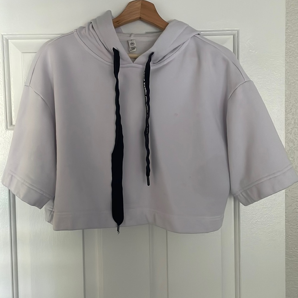 Alo yoga cropped short sleeved hoodie